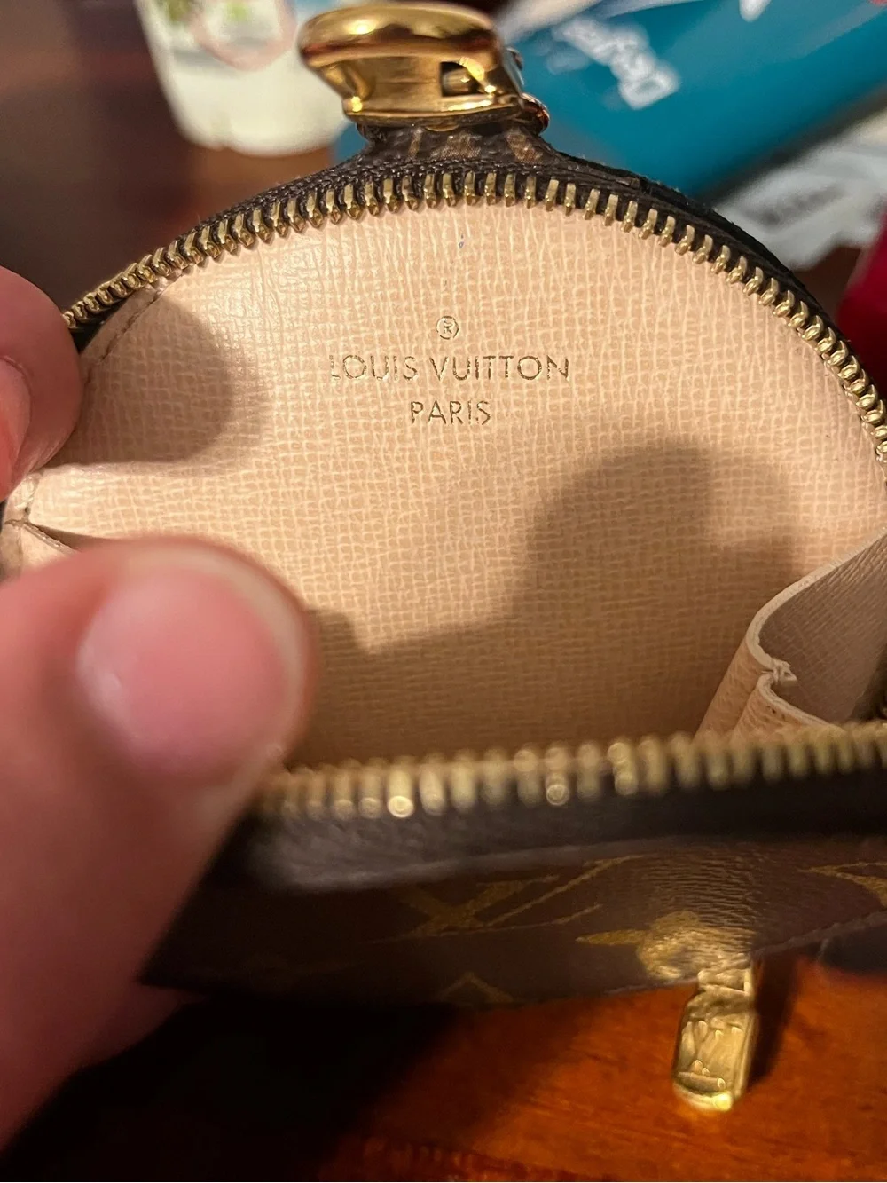 Louis Vuitton round louis